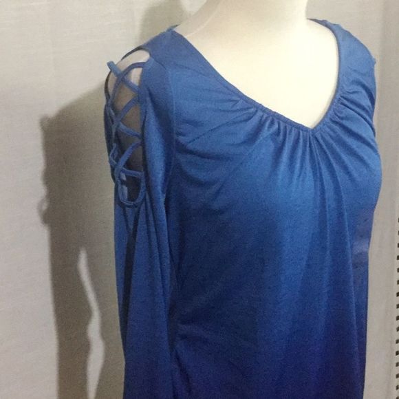 Jennifer López Long Sleeve Open Shoulder Top - Picture 3 of 6